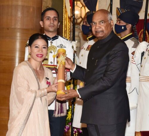 Mary Kom receiving Padma Vibhushan award